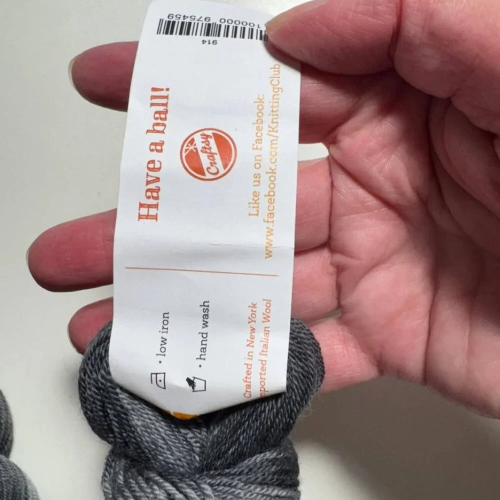 2 Skeins Art Yarns 100% Fine Merino Wool Grey Black #503 - Picture 4 of 4